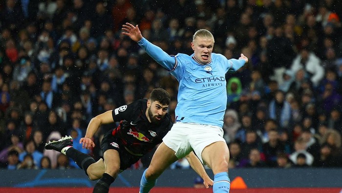 FILE PHOTO: Soccer Football - Champions League - Round of 16 - Second Leg - Manchester City v RB Leipzig - Etihad Stadium, Manchester, Britain - March 14, 2023 Manchester Citys Erling Braut Haaland in action with RB Leipzigs Josko Gvardiol REUTERS/Molly Darlington/File Photo