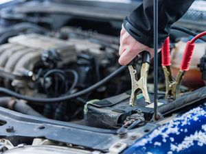 Cara Memancing Aki Mobil yang Tekor, Penyebab, dan Ciri-cirinya Cara Memancing Aki Mobil yang Tekor, Penyebab, dan Ciri-cirinya