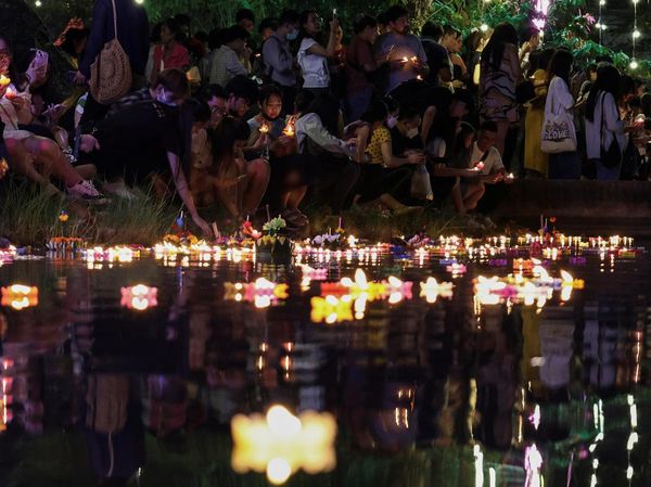 Kelap-kelip Festival Loy Krathong di Bangkok