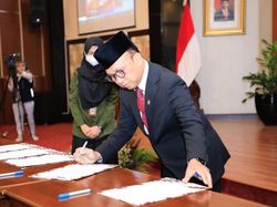 Pesan Sekjen Kemnaker Usai Lantik 117 PPPK: Tunjukkan Profesionalitas