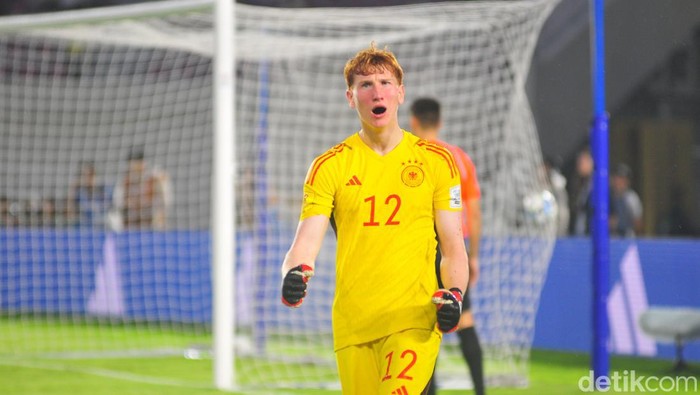 Kiper Jerman U-17, Konstantin Heide tampil gemilang di babak tos-tosan usai dua kali menggagalkan tendangan pemain Argentina.