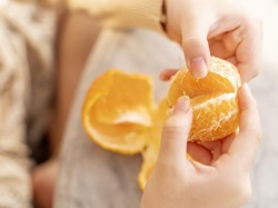 Teori Kupas Kulit Jeruk Disebut Bisa Buktikan Cinta Sejati