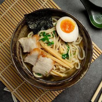 Ramen adalah makanan jepang yang cocok untuk musim hujan