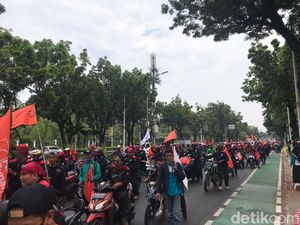 Penampakan Massa Buruh Padati Kawasan Medan Merdeka Selatan Penampakan Massa Buruh Padati Kawasan Medan Merdeka Selatan