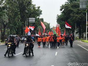 Buruh Demo Tolak UMP DKI 2024 Rp 5,06 Juta, Tuntut Kenaikan 15%