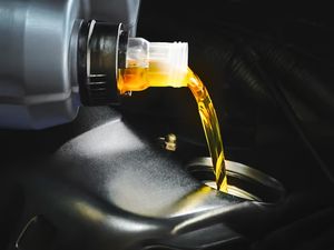 Bisakah Oli Mobil Dipakai untuk Motor? Ini Perbedaan dan Dampaknya Bisakah Oli Mobil Dipakai untuk Motor? Ini Perbedaan dan Dampaknya