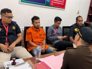 Penampakan TikToker Abu Laot Diserahkan ke Jaksa Usai Berkas Lengkap Penampakan TikToker Abu Laot Diserahkan ke Jaksa Usai Berkas Lengkap
