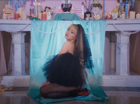 Sabrina Carpenter dalam video musik Feather (2023). (Vevo via YouTube)