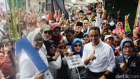 Potret Salam Satu Jari Anies Baswedan dan Warga Tanah Merah Jakarta