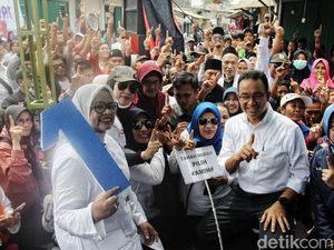 Potret Salam Satu Jari Anies Baswedan dan Warga Tanah Merah Jakarta