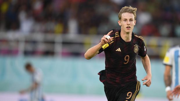 Pesepak bola Timnas Jerman Max Moerstedt berselebrasi setelah mencetak gol ke gawang Timnas Argentina pada pertandingan semifinal Piala Dunia U-17 2023 di Stadion Manahan, Solo, Jawa Tengah, Selasa (28/11/2023). ANTARA FOTO/Akbar Nugroho Gumay/nym.