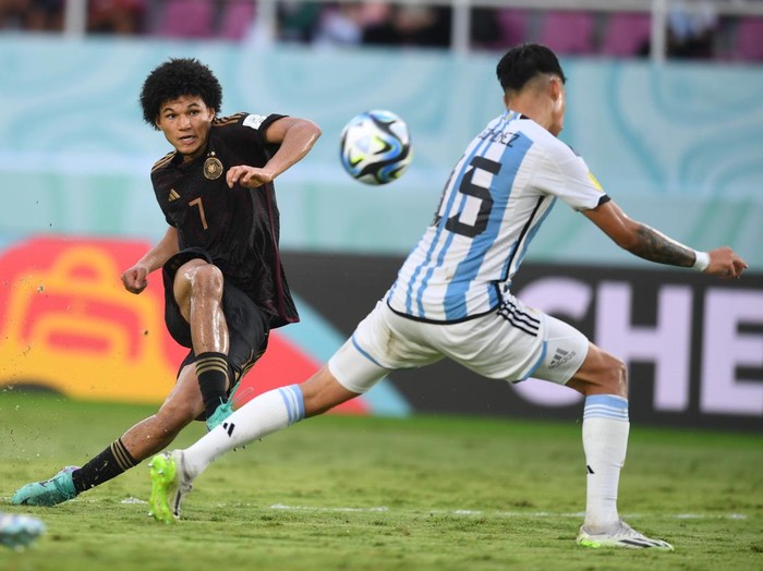 Pesepak bola Timnas Jerman menyanyikan lagu kebangsaan sebelum berhadapan dengan Timnas Argentina pada pertandingan semifinal Piala Dunia U-17 2023 di Stadion Manahan, Solo, Jawa Tengah, Selasa (28/11/2023). ANTARA FOTO/Akbar Nugroho Gumay/nym.