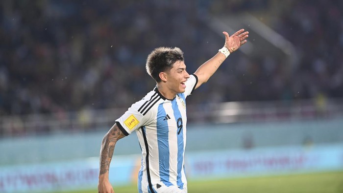 Pesepak bola Timnas Jerman menyanyikan lagu kebangsaan sebelum berhadapan dengan Timnas Argentina pada pertandingan semifinal Piala Dunia U-17 2023 di Stadion Manahan, Solo, Jawa Tengah, Selasa (28/11/2023). ANTARA FOTO/Akbar Nugroho Gumay/nym.