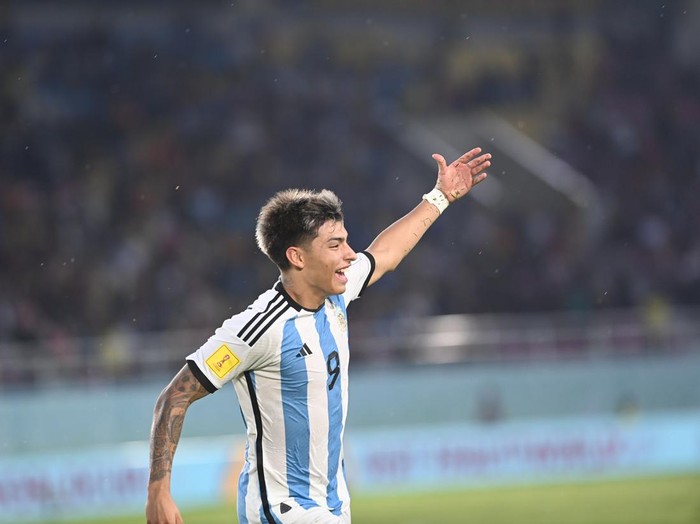 Pesepak bola Timnas Jerman menyanyikan lagu kebangsaan sebelum berhadapan dengan Timnas Argentina pada pertandingan semifinal Piala Dunia U-17 2023 di Stadion Manahan, Solo, Jawa Tengah, Selasa (28/11/2023). ANTARA FOTO/Akbar Nugroho Gumay/nym.