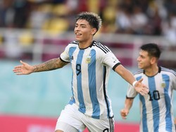 Di menit akhir injury time babak pertama, Argentina berbalik unggul lewat gol kedua Ruberto yang juga mengkuhkan posisinya di puncak daftar top scorer turnamen. Skor 2-1.