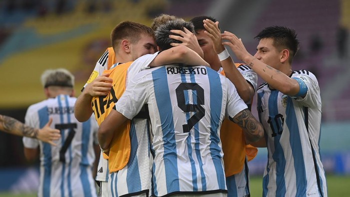 Pesepak bola Timnas Jerman menyanyikan lagu kebangsaan sebelum berhadapan dengan Timnas Argentina pada pertandingan semifinal Piala Dunia U-17 2023 di Stadion Manahan, Solo, Jawa Tengah, Selasa (28/11/2023). ANTARA FOTO/Akbar Nugroho Gumay/nym.