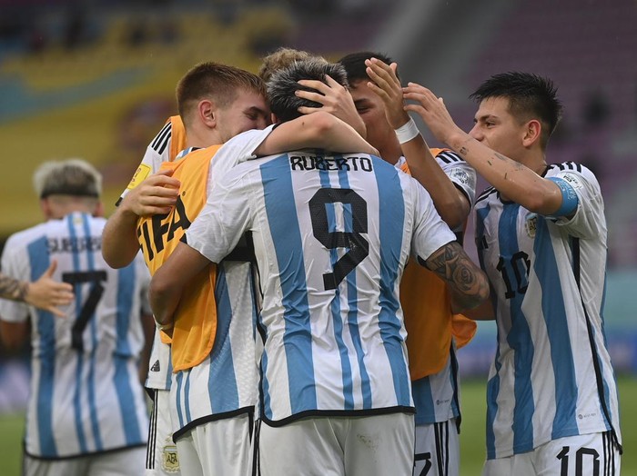 Pesepak bola Timnas Jerman menyanyikan lagu kebangsaan sebelum berhadapan dengan Timnas Argentina pada pertandingan semifinal Piala Dunia U-17 2023 di Stadion Manahan, Solo, Jawa Tengah, Selasa (28/11/2023). ANTARA FOTO/Akbar Nugroho Gumay/nym.