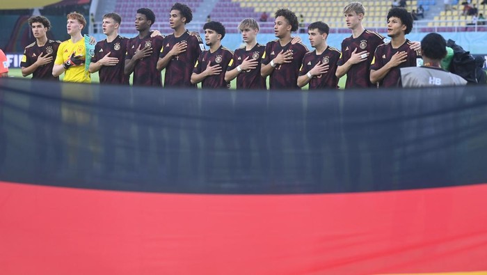Pesepak bola Timnas Jerman menyanyikan lagu kebangsaan sebelum berhadapan dengan Timnas Argentina pada pertandingan semifinal Piala Dunia U-17 2023 di Stadion Manahan, Solo, Jawa Tengah, Selasa (28/11/2023). ANTARA FOTO/Akbar Nugroho Gumay/nym.