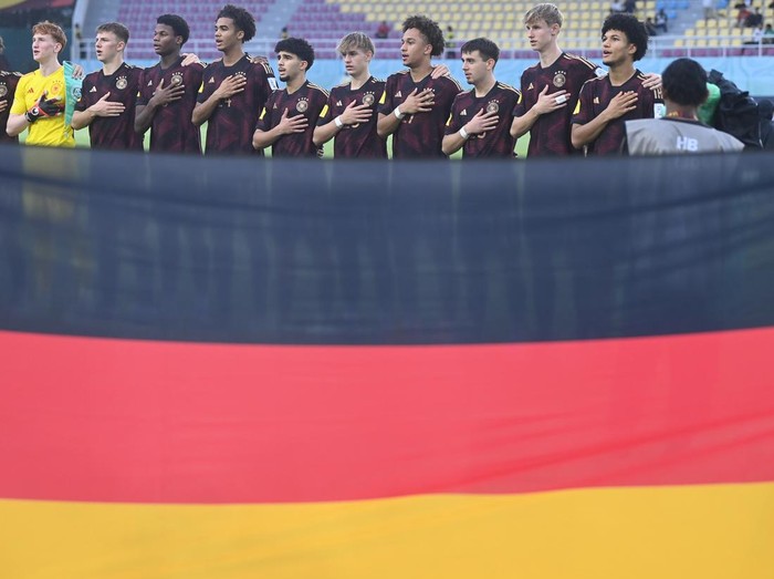 Pesepak bola Timnas Jerman menyanyikan lagu kebangsaan sebelum berhadapan dengan Timnas Argentina pada pertandingan semifinal Piala Dunia U-17 2023 di Stadion Manahan, Solo, Jawa Tengah, Selasa (28/11/2023). ANTARA FOTO/Akbar Nugroho Gumay/nym.
