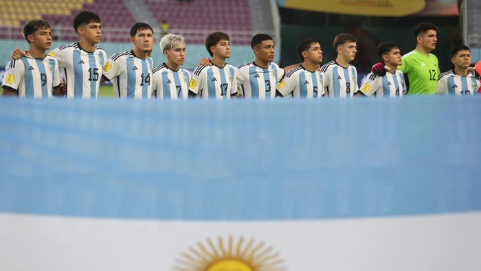 Pesepak bola Timnas Jerman menyanyikan lagu kebangsaan sebelum berhadapan dengan Timnas Argentina pada pertandingan semifinal Piala Dunia U-17 2023 di Stadion Manahan, Solo, Jawa Tengah, Selasa (28/11/2023). ANTARA FOTO/Akbar Nugroho Gumay/nym.