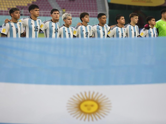 Pesepak bola Timnas Jerman menyanyikan lagu kebangsaan sebelum berhadapan dengan Timnas Argentina pada pertandingan semifinal Piala Dunia U-17 2023 di Stadion Manahan, Solo, Jawa Tengah, Selasa (28/11/2023). ANTARA FOTO/Akbar Nugroho Gumay/nym.