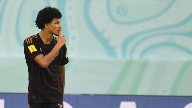 Pesepak bola Timnas Jerman Paris Brunner (7) merayakan golnya ke gawang Timnas Argentina pada pertandingan semi final Piala Dunia U-17 2023 di Stadion Manahan, Solo, Jawa Tengah, Selasa (28/11/2023). ANTARA FOTO/Akbar Nugroho Gumay/foc.