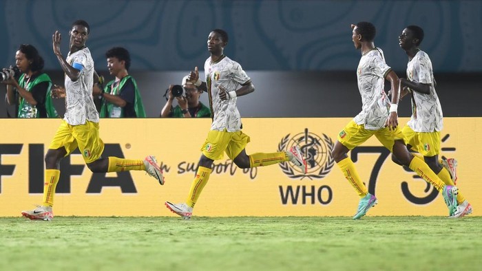 Pesepak bola Timnas Prancis merayakan gol dari Ismael Bouneb (kedua kiri) saat melawan Timnas Mali pada pertandingan semifinal Piala Dunia U-17 2023 di Stadion Manahan, Solo, Jawa Tengah, Selasa (28/11/2023). ANTARA FOTO/Akbar Nugroho Gumay/foc.