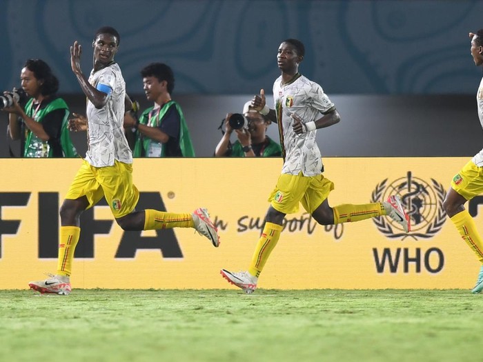 Pesepak bola Timnas Prancis merayakan gol dari Ismael Bouneb (kedua kiri) saat melawan Timnas Mali pada pertandingan semifinal Piala Dunia U-17 2023 di Stadion Manahan, Solo, Jawa Tengah, Selasa (28/11/2023). ANTARA FOTO/Akbar Nugroho Gumay/foc.