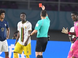 Babak kedua baru berjalan beberapa menit saat wasit meninjau VAR atas pelanggaran Souleymane Sanogo. Sanogo mendapatkan bola, tapi kakinya setelah itu mengenai tulang kering Aymen Sadi. Wasit memutuskan mengacungkan kartu merah dan mengusirnya.