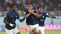GOL! Dari tendangan bebas yang didapatkan, Prancis menyamakan skor 1-1. Umpan lambung Ismail Bouneb ditanduk Yvann Titi yang berdiri bebas di dalam kotak penalti.