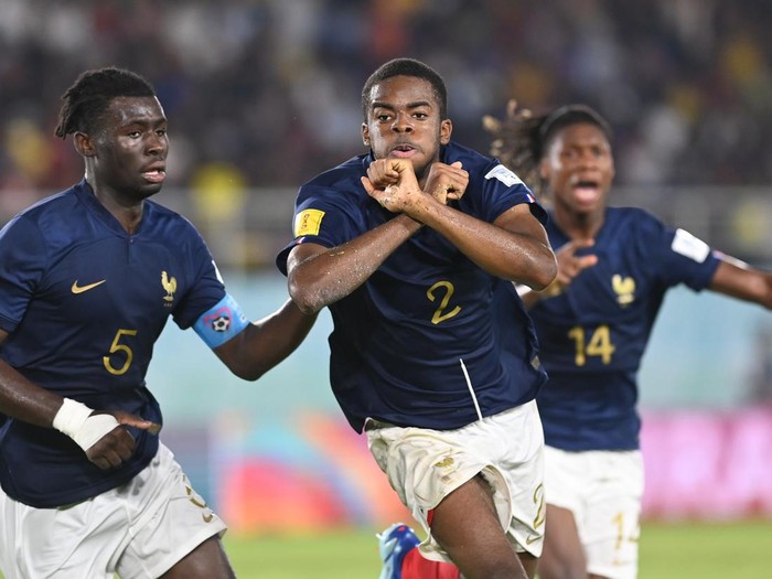Pesepak bola Timnas Prancis merayakan gol dari Ismael Bouneb (kedua kiri) saat melawan Timnas Mali pada pertandingan semifinal Piala Dunia U-17 2023 di Stadion Manahan, Solo, Jawa Tengah, Selasa (28/11/2023). ANTARA FOTO/Akbar Nugroho Gumay/foc.