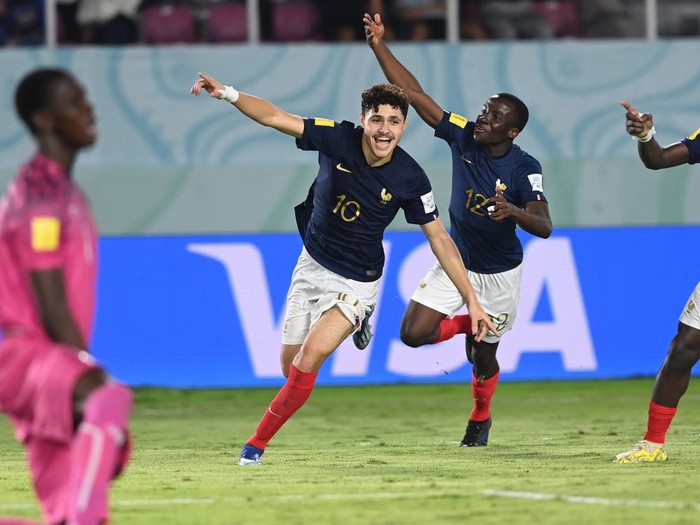 Pesepak bola Timnas Prancis merayakan gol dari Ismael Bouneb (kedua kiri) saat melawan Timnas Mali pada pertandingan semifinal Piala Dunia U-17 2023 di Stadion Manahan, Solo, Jawa Tengah, Selasa (28/11/2023). ANTARA FOTO/Akbar Nugroho Gumay/foc.