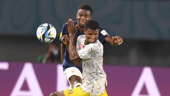 Pesepak bola Timnas Prancis merayakan gol dari Ismael Bouneb (kedua kiri) saat melawan Timnas Mali pada pertandingan semifinal Piala Dunia U-17 2023 di Stadion Manahan, Solo, Jawa Tengah, Selasa (28/11/2023). ANTARA FOTO/Akbar Nugroho Gumay/foc.