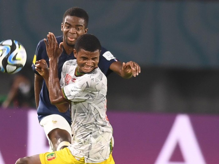 Pesepak bola Timnas Prancis merayakan gol dari Ismael Bouneb (kedua kiri) saat melawan Timnas Mali pada pertandingan semifinal Piala Dunia U-17 2023 di Stadion Manahan, Solo, Jawa Tengah, Selasa (28/11/2023). ANTARA FOTO/Akbar Nugroho Gumay/foc.