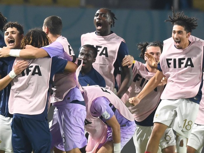 Pesepak bola Timnas Prancis merayakan gol dari Ismael Bouneb (kedua kiri) saat melawan Timnas Mali pada pertandingan semifinal Piala Dunia U-17 2023 di Stadion Manahan, Solo, Jawa Tengah, Selasa (28/11/2023). ANTARA FOTO/Akbar Nugroho Gumay/foc.