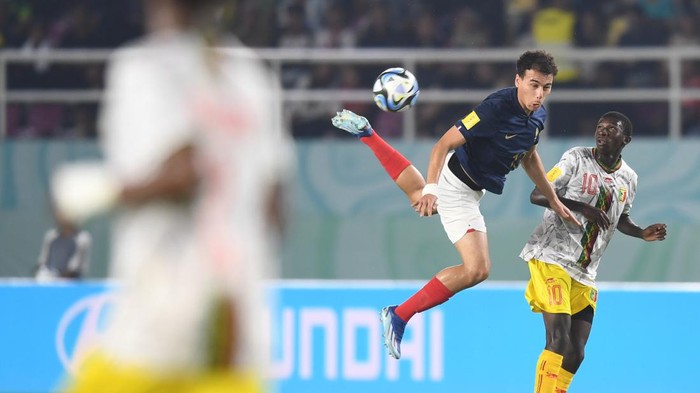 Pesepak bola Timnas Prancis merayakan gol dari Ismael Bouneb (kedua kiri) saat melawan Timnas Mali pada pertandingan semifinal Piala Dunia U-17 2023 di Stadion Manahan, Solo, Jawa Tengah, Selasa (28/11/2023). ANTARA FOTO/Akbar Nugroho Gumay/foc.