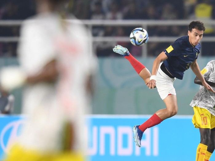 Pesepak bola Timnas Prancis merayakan gol dari Ismael Bouneb (kedua kiri) saat melawan Timnas Mali pada pertandingan semifinal Piala Dunia U-17 2023 di Stadion Manahan, Solo, Jawa Tengah, Selasa (28/11/2023). ANTARA FOTO/Akbar Nugroho Gumay/foc.