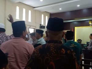 Sidang Wakil Ketua DPRD Sampang Ngaku Tiduri Rekan Kerja Diwarnai Kegaduhan Sidang Wakil Ketua DPRD Sampang Ngaku Tiduri Rekan Kerja Diwarnai Kegaduhan