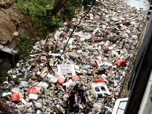 Jorok! Sampah Dibuang Sembarangan Menumpuk di Drainase Sengkang Wajo