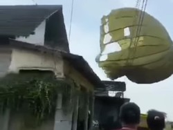 Viral Penerjun Payung Nyantol Antena Rumah Warga Blitar