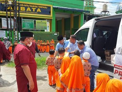Hari Pertama Kampanye, TKD Prabowo Bagi Makanan-AMIN Rapat Konsolidasi