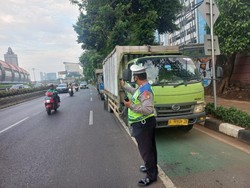 Truk Angkut Hebel Pecah Ban di Jl MT Haryono Jaktim, Polantas Atur Lalin