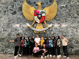 10 Siswa Ini Jalan-jalan Naik Pesawat Gratis Bareng Bupati Kebumen