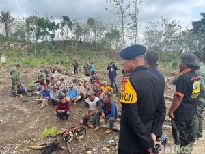 Brimob Amankan 13 Pembalak Liar di Area Perhutani Pangandaran Brimob Amankan 13 Pembalak Liar di Area Perhutani Pangandaran