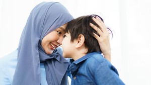 Hukum Ibu Menelantarkan Anak dalam Islam, Apakah Wajib Berbakti Padanya?