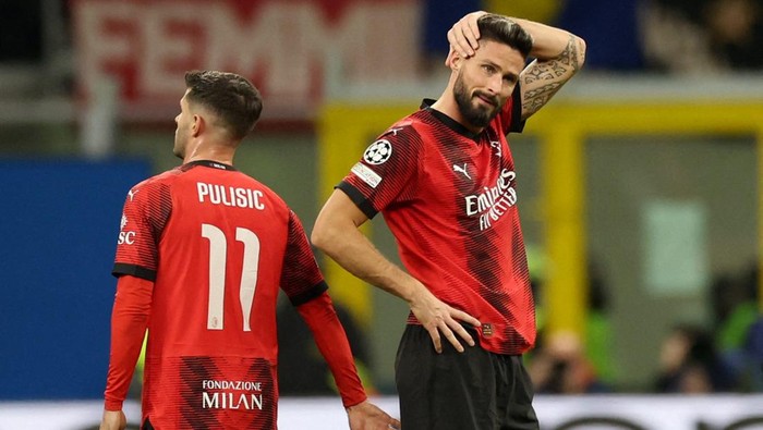 Soccer Football - Champions League - Group F - AC Milan v Borussia Dortmund - San Siro, Milan, Italy - November 28, 2023  AC Milans Christian Pulisic and Olivier Giroud look dejected after the match REUTERS/Claudia Greco