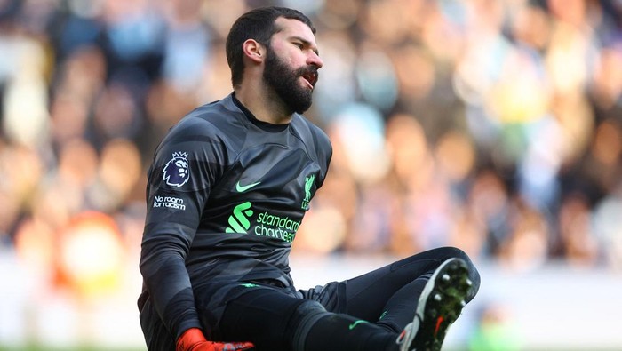 Soccer Football - Premier League - Manchester City v Liverpool - Etihad Stadium, Manchester, Britain - November 25, 2023 Liverpools Alisson reacts after sustaining an injury REUTERS/Carl Recine NO USE WITH UNAUTHORIZED AUDIO, VIDEO, DATA, FIXTURE LISTS, CLUB/LEAGUE LOGOS OR LIVE SERVICES. ONLINE IN-MATCH USE LIMITED TO 45 IMAGES, NO VIDEO EMULATION. NO USE IN BETTING, GAMES OR SINGLE CLUB/LEAGUE/PLAYER PUBLICATIONS.