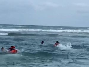 Bermain di Area Palung Parangtritis, 4 Wisatawan Sempat Terseret Arus Bermain di Area Palung Parangtritis, 4 Wisatawan Sempat Terseret Arus