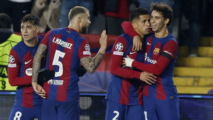 Soccer Football - Champions League - Group H - FC Barcelona v FC Porto - Estadi Olimpic Lluis Companys, Barcelona, Spain - November 28, 2023 FC Barcelonas Joao Cancelo scores their first goal with FC Barcelonas Joao Felix REUTERS/Albert Gea