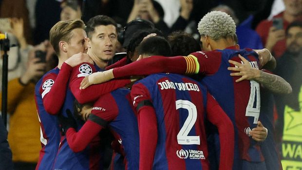 Soccer Football - Champions League - Group H - FC Barcelona v FC Porto - Estadi Olimpic Lluis Companys, Barcelona, Spain - November 28, 2023 FC Barcelona's Joao Felix celebrates scoring their second goal with teammates REUTERS/Albert Gea